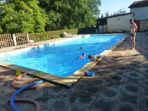 Outdoor pool - ROULOTTE with terrace and pool in property (Puy-l'Évêque)