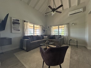 Smart TV - Cozy home in a quiet neighbourhood (Charlestown)