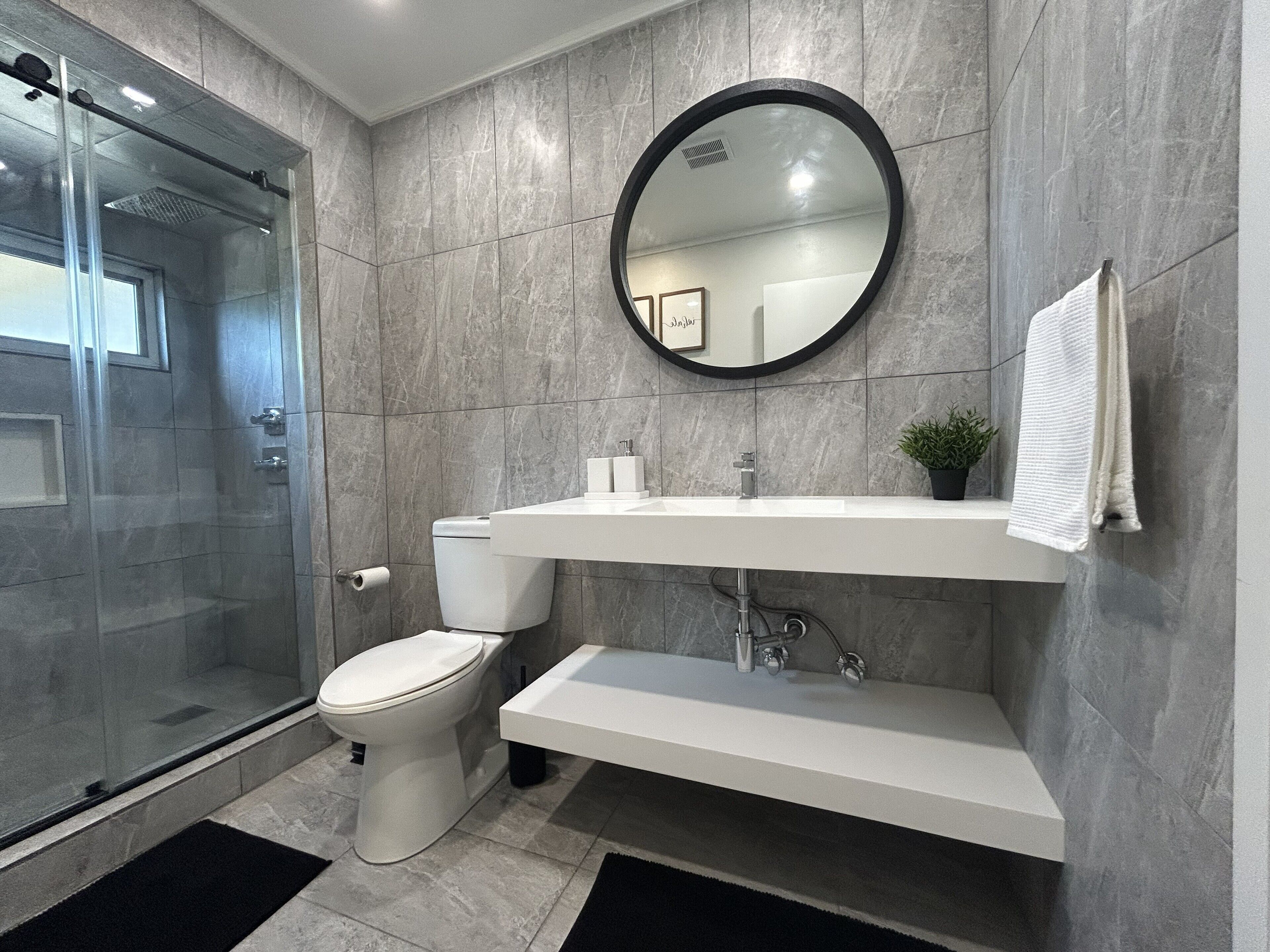 Douche, sèche-cheveux, serviettes fournies, papier toilette