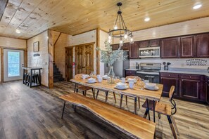 Fridge, microwave, oven, stovetop - Cabin with hot tub close to all the action! (Pigeon Forge)