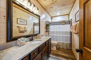 Bañera con ducha, secador de pelo, toallas, jabón