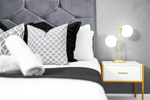 3 bedrooms, iron/ironing board, travel crib, free WiFi - This terraced house comes with 3 bedrooms, free on-street parking & garden. (Birmingham)