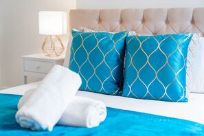 3 bedrooms, iron/ironing board, WiFi, bed sheets - Stylish 3 Bed House - Parking - Garden - SuperHost
 (Birmingham)