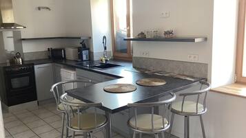 Een koelkast, een microgolfoven, een oven, een kookplaat