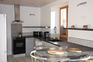 Frigorífico, microondas, horno y placa de cocina