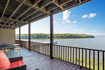 Kentucky Lake Waterfront Condo ~ Boat Slip~Sleeps 6~Murray KY ~ Fantastic View!