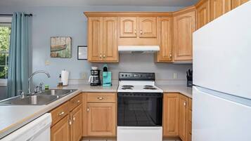 Microwave, oven, dishwasher, coffee/tea maker