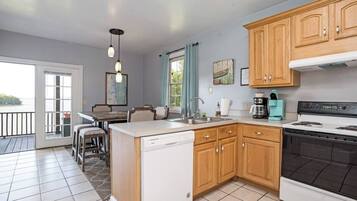 Microwave, oven, dishwasher, coffee/tea maker