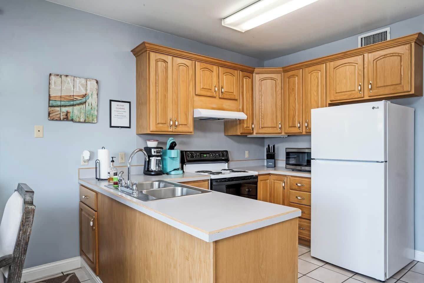 Microwave, oven, dishwasher, coffee/tea maker