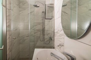 Haartrockner, Handtücher, Seife, Toilettenpapier