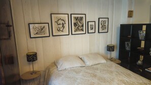 1 quarto, ferros/tábuas de passar roupa, berço de viagem