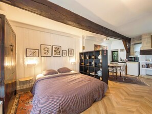 1 bedroom, iron/ironing board, travel cot, free WiFi