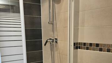 Douche, serviettes fournies, savon, papier toilette