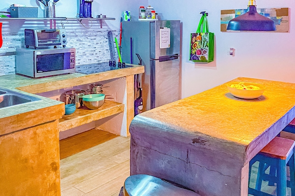 Refrigerador, microondas, parrilla de estufa y cafetera y tetera