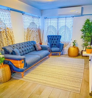 Smart TV, books - BOHO Style 2 Bed Condo in San Juan - - Near Nightlife, Restaurants (San Juan)