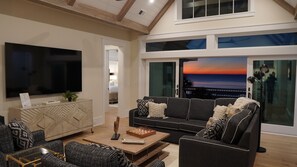 Televisión, chimenea, libros y oficina 