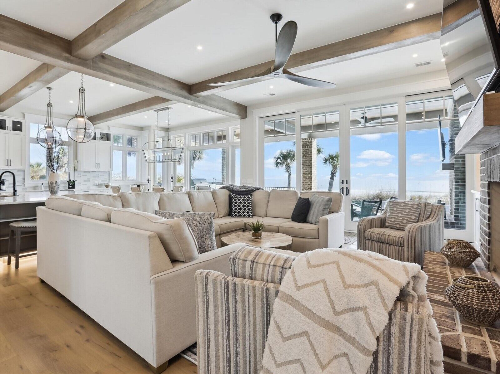 Fernseher, Kamin, Bücher, Arbeitsbereiche