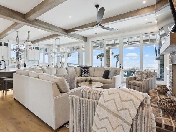 Televisión, chimenea, libros y oficina 