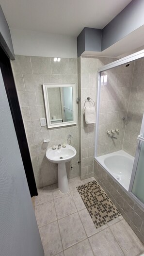 Bañera con ducha, bidet