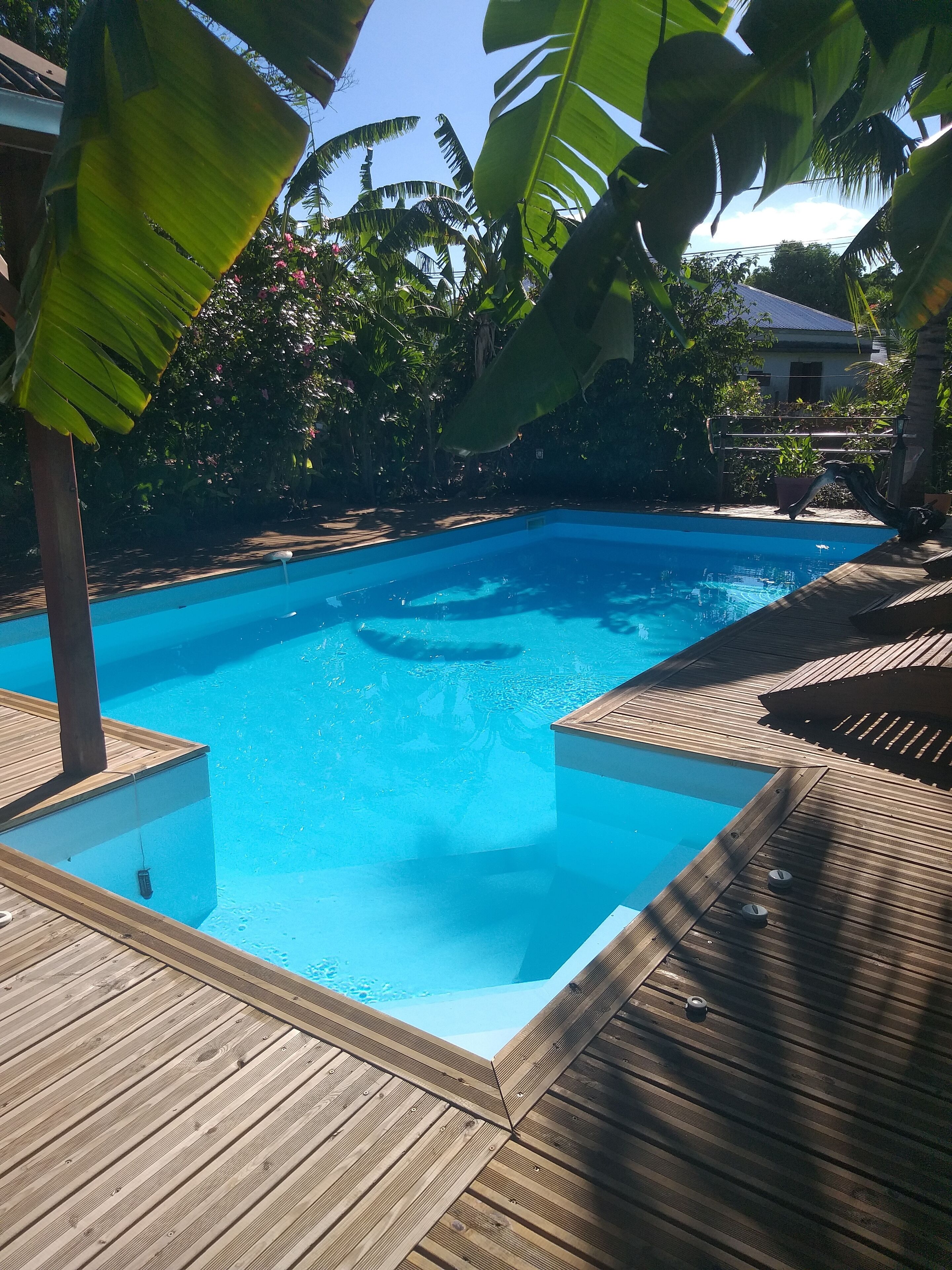 حمّام سباحة خارجي، مقاعد للتشمس