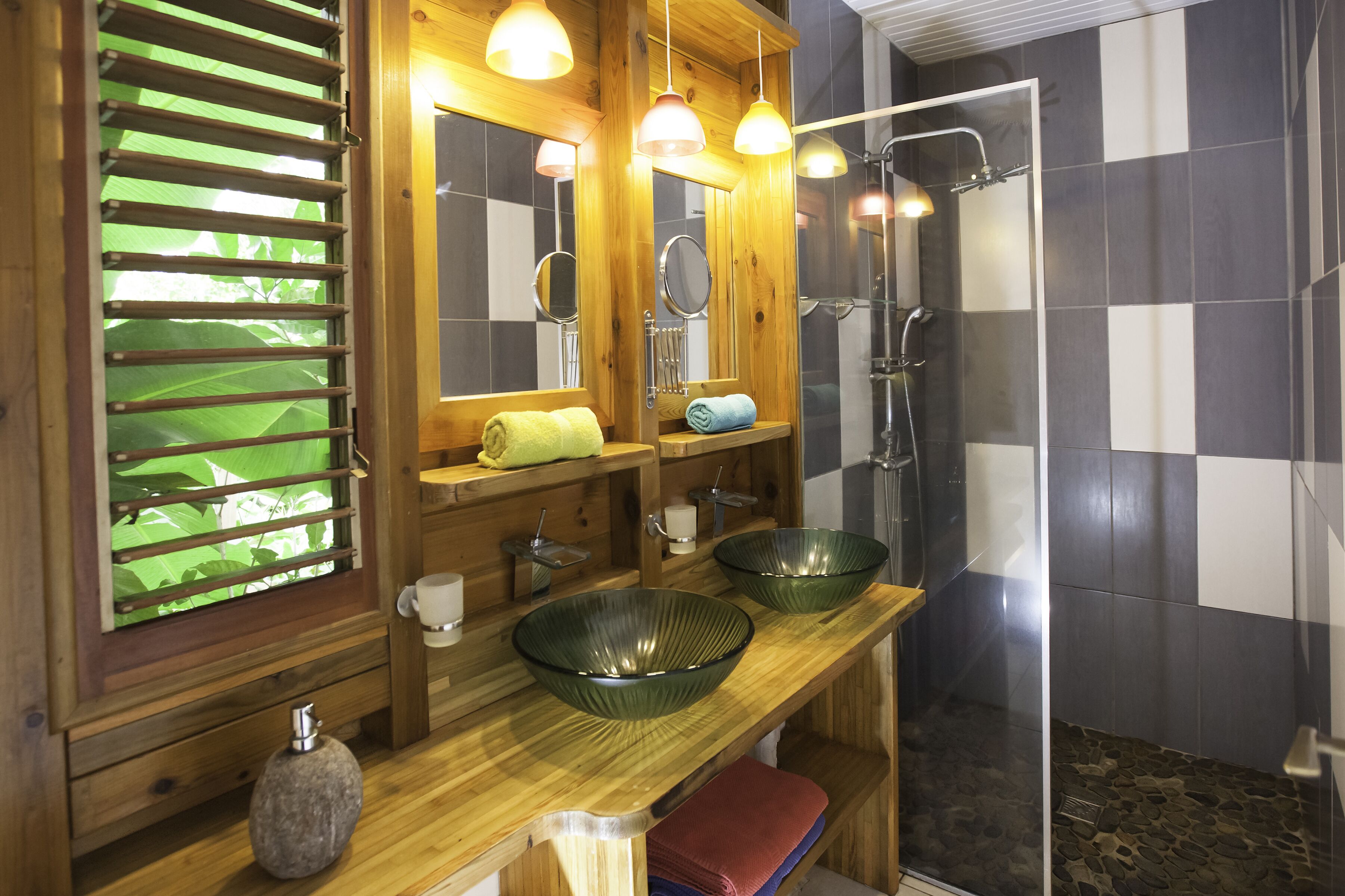 Casa de campo romántica, varias camas, para no fumadores, vista al jardín | Baño | Regadera, secadora de cabello, toallas 