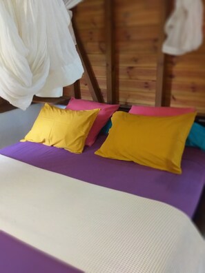 1 dormitorio, caja fuerte, decoración individual y mobiliario individual