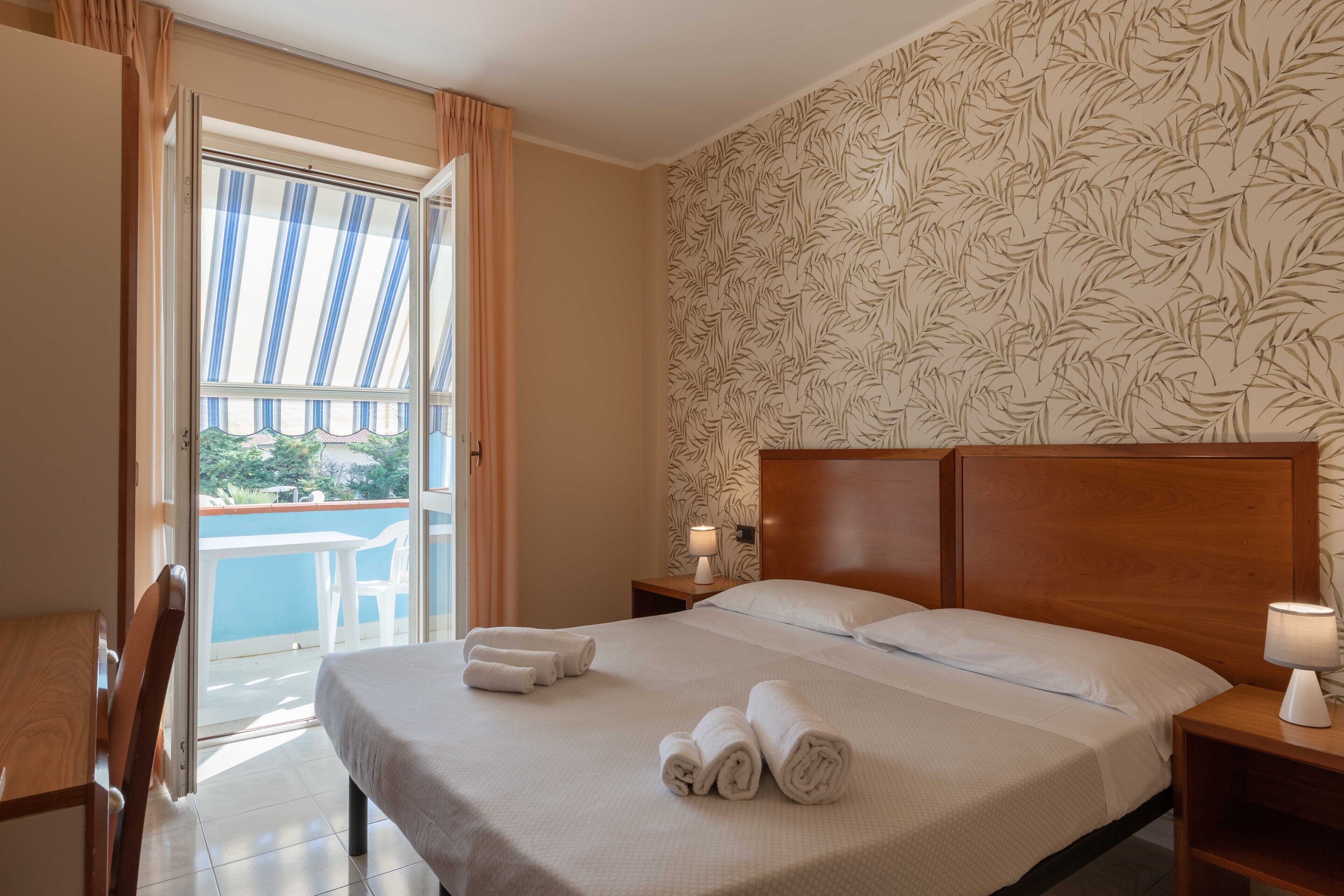 Basic Double or Twin Room | Minibar, in-room safe, desk, laptop workspace