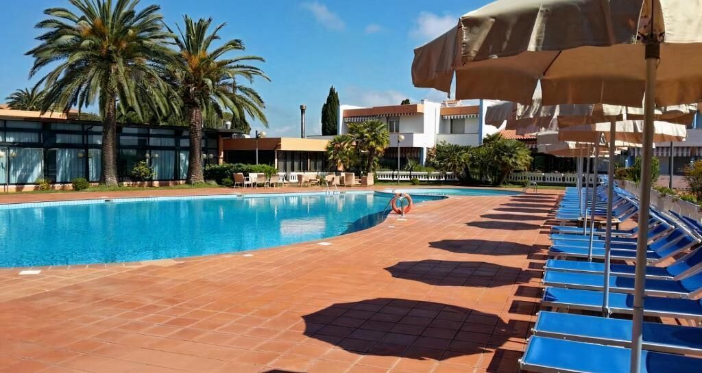 حمّام سباحة خارجي موسمي، مظلات على حمّام السباحة، مقاعد للتشمس