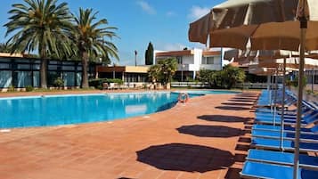 Piscina stagionale all'aperto, ombrelloni da piscina, lettini