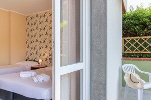 Habitación estándar | Minibar, caja fuerte, escritorio y espacio para trabajar con un portátil