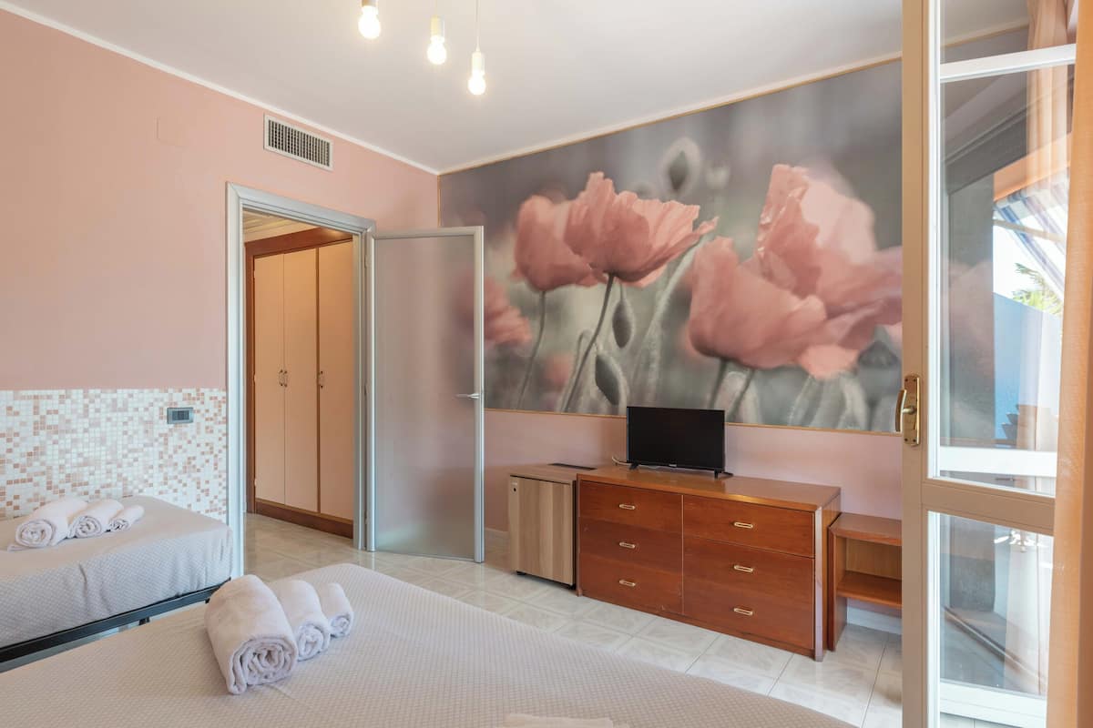 Classic Room | Minibar, in-room safe, desk, laptop workspace