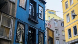 A narrow street with buildings featuring balconies and large windows. - The Havana Residence (Istanbul)