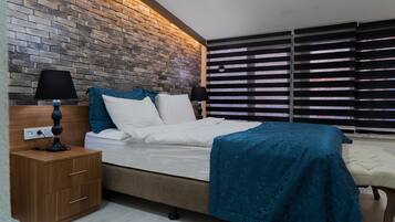 Camera Deluxe | Biancheria da letto ipoallergenica, copriletto in piuma, minibar