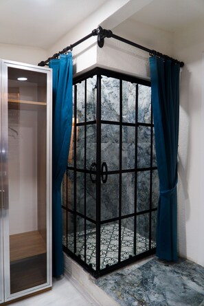 华丽客房 | 浴室 | 淋浴设施、大花洒淋浴喷头、吹风机、浴袍