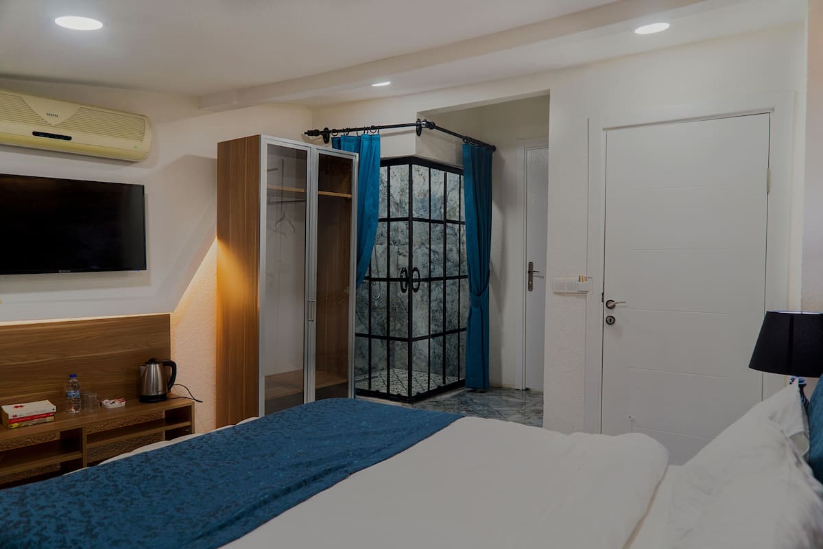 Kamar Deluks | Seprai antialergi, selimut bulu angsa, minibar, dan setrika/meja setrika