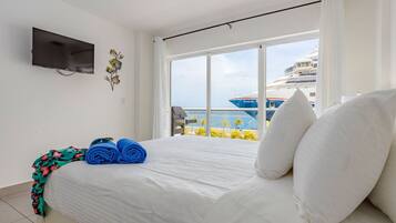 2 habitaciones, tabla de planchar con plancha y cuna de viaje