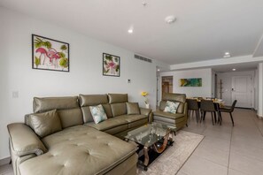 Smart TV - Amazing Ocean and Cruise ship View Spacious Apartment (Oranjestad)