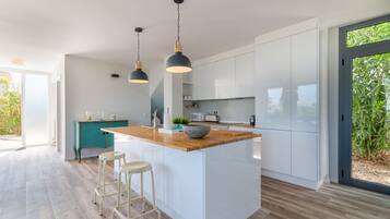 Een koelkast, een microgolfoven, een oven, een kookplaat