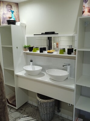 Bruser, hårtørrer, håndklæder, Toiletpapir