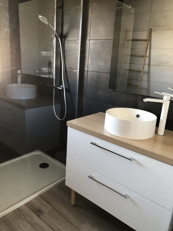 Shower, towels