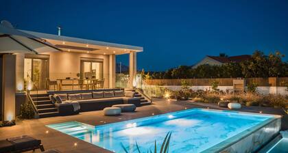 Helios Luxury Villa - Trois Chambres Villa, Couchages 8