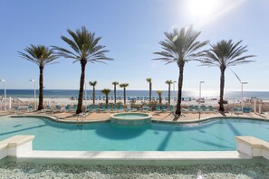 Utomhuspool och uppvärmd pool