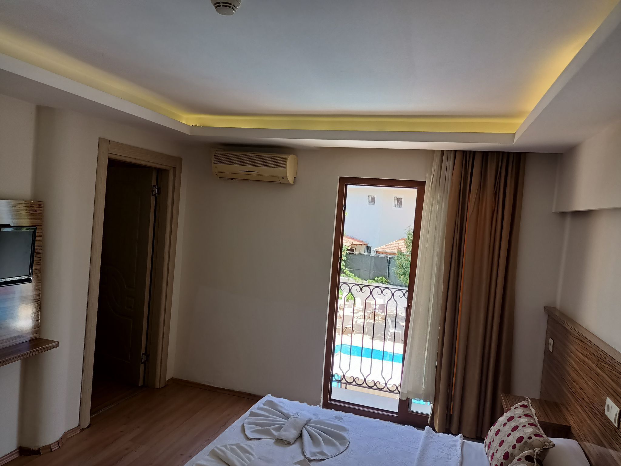 Luxe beddengoed, verduisterende gordijnen, geluiddichte muren