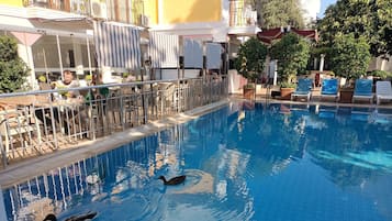 Außenpool (je nach Saison geöffnet), Sonnenschirme