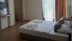 A modern bedroom with a bed, a TV, and an air conditioning unit. - Hotel Barlas Fethiye (Fethiye)
