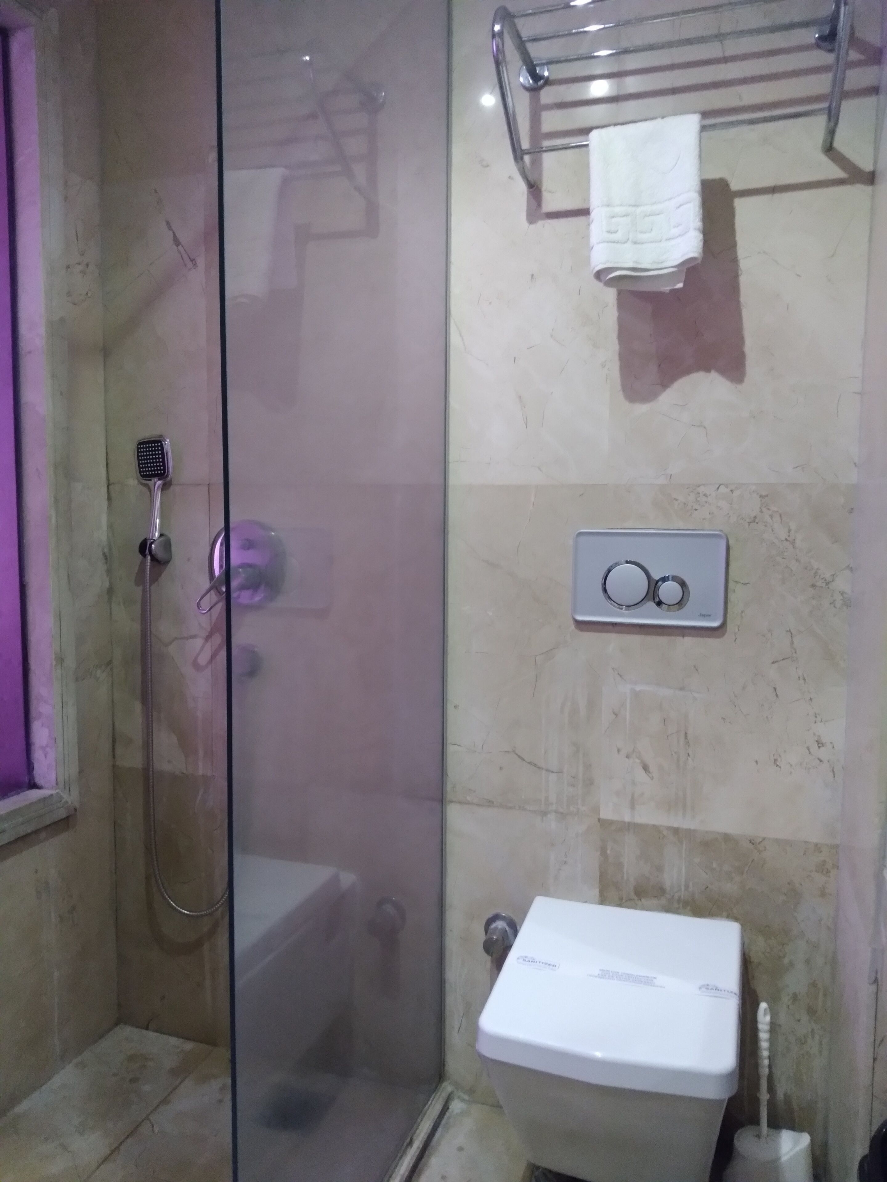 Ducha, secador de pelo, pantuflas, toallas