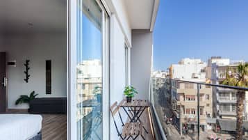 Escritorio, espacio para trabajar con laptop y cortinas blackout