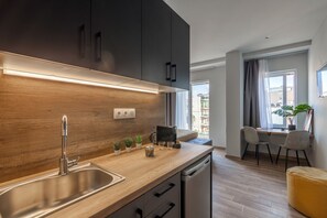 Frigorífic petit, placa de cuina, cafetera exprés i bullidora elèctrica