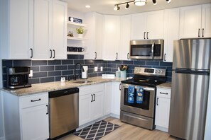 Frigorifero, microonde, forno, piano cottura