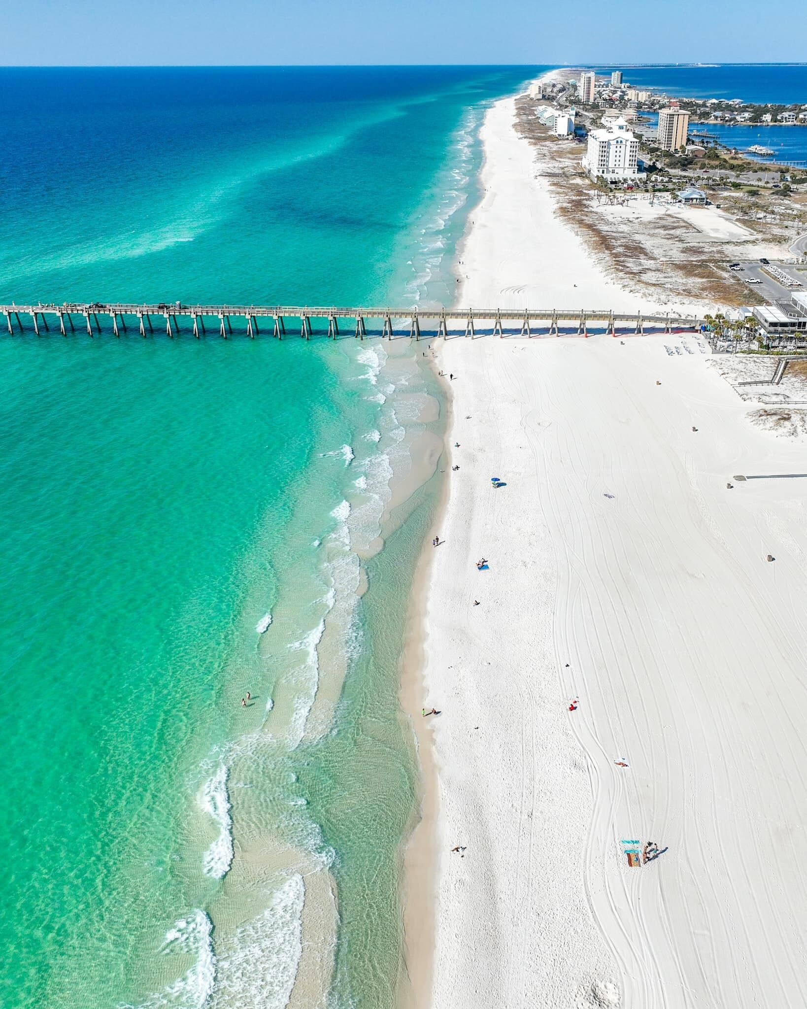 بالقرب من الشاطئ، كراسي للتشمس، مناشف للشاطئ